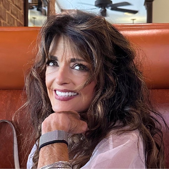 Meet your Posher, Leslie - Picture 5 of 5